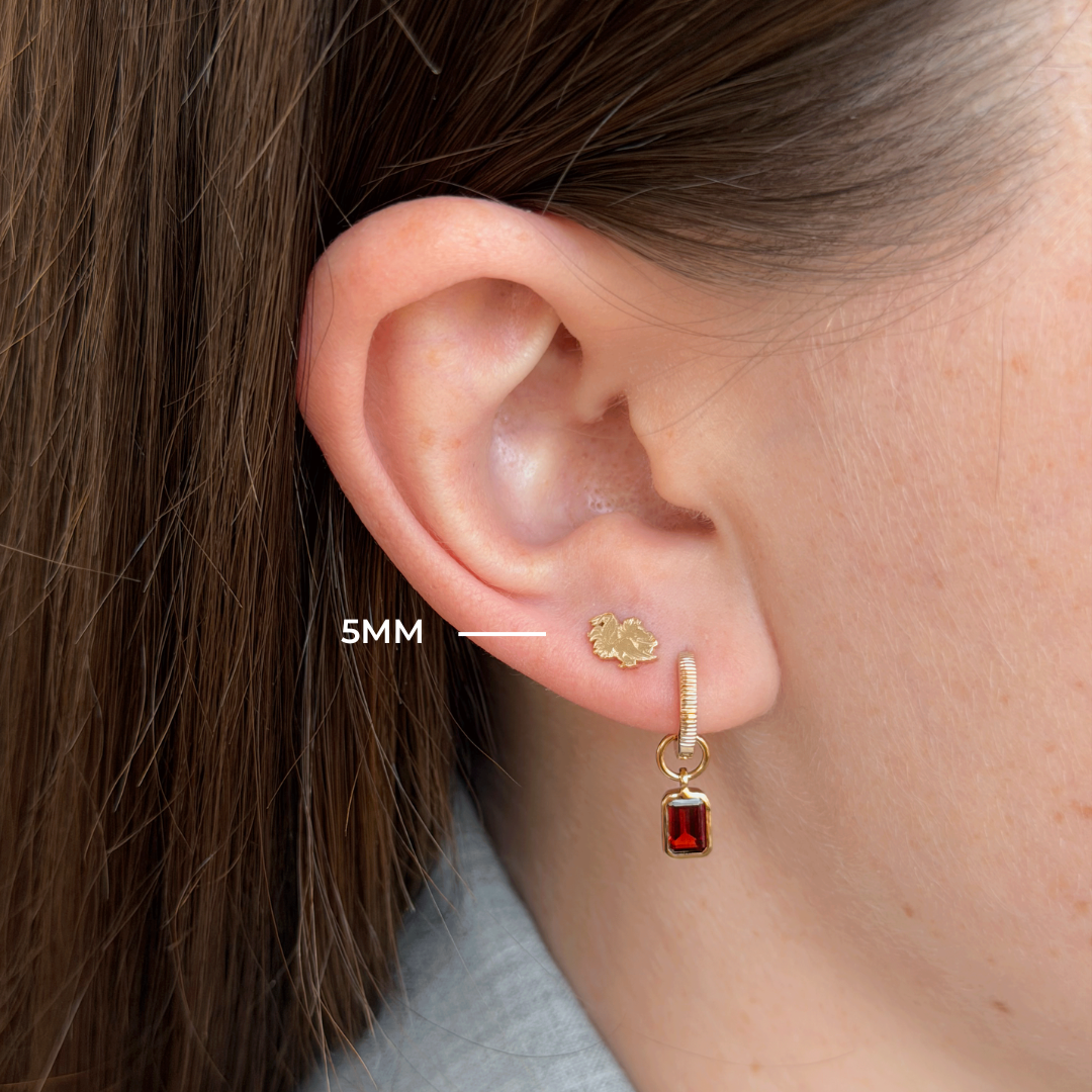 South Carolina Gamecock Stud 5mm shown on figure with Garnet Florentine Bundle in gold